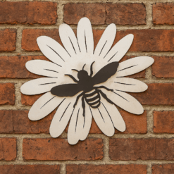 Bee on Daisy Flower Metal Wall Art – Layered Rustic Garden Sign – Custom Outdoor & Patio Décor